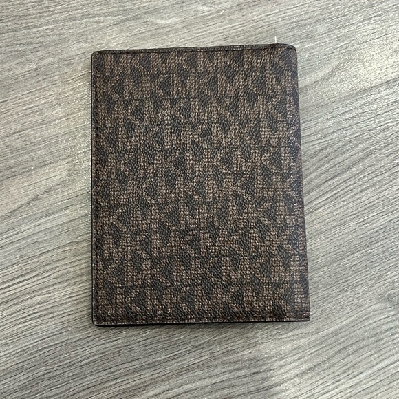 Michael Kors fold wallet - Picture 2 of 3